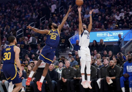 Warriors win over Mavericks despite Steph Curry exiting due to lower-leg  injury - Golden State Of Mind